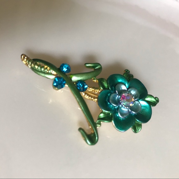 Vintage Crystal and Enamel Flower Brooch Pin - Picture 8 of 11